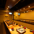 18名部屋を2部屋つなげた例｜個室席では、ゆったりとくつろぎながらお食事をお楽しみいただけます。新鮮な海鮮料理やイカの活き造り、博多名物もつ鍋など人気メニューをゆっくり味わえるおすすめのお席です。