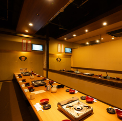 18名部屋を2部屋つなげた例｜個室席では、ゆったりとくつろぎながらお食事をお楽しみいただけます。新鮮な海鮮料理やイカの活き造り、博多名物もつ鍋など人気メニューをゆっくり味わえるおすすめのお席です。
