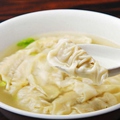 料理メニュー写真 ワンタン風スープ餃子