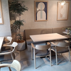 壁側のみソファー席です。