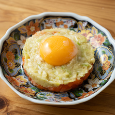 「あらた」の葱塩だれで、卵黄サーモンユッケ