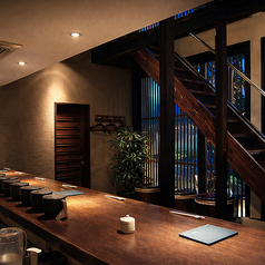 古民家の温もりを感じるカウンター席は、自然と会話が弾む心地よい距離感が魅力。デートや記念日、しっぽり飲みたい夜に最適な空間です。料理人の手仕事を目の前で楽しめる臨場感もあり、特別な時間を演出。北参道・千駄ヶ谷・原宿で和食デートや落ち着いた居酒屋をお探しの方におすすめです。