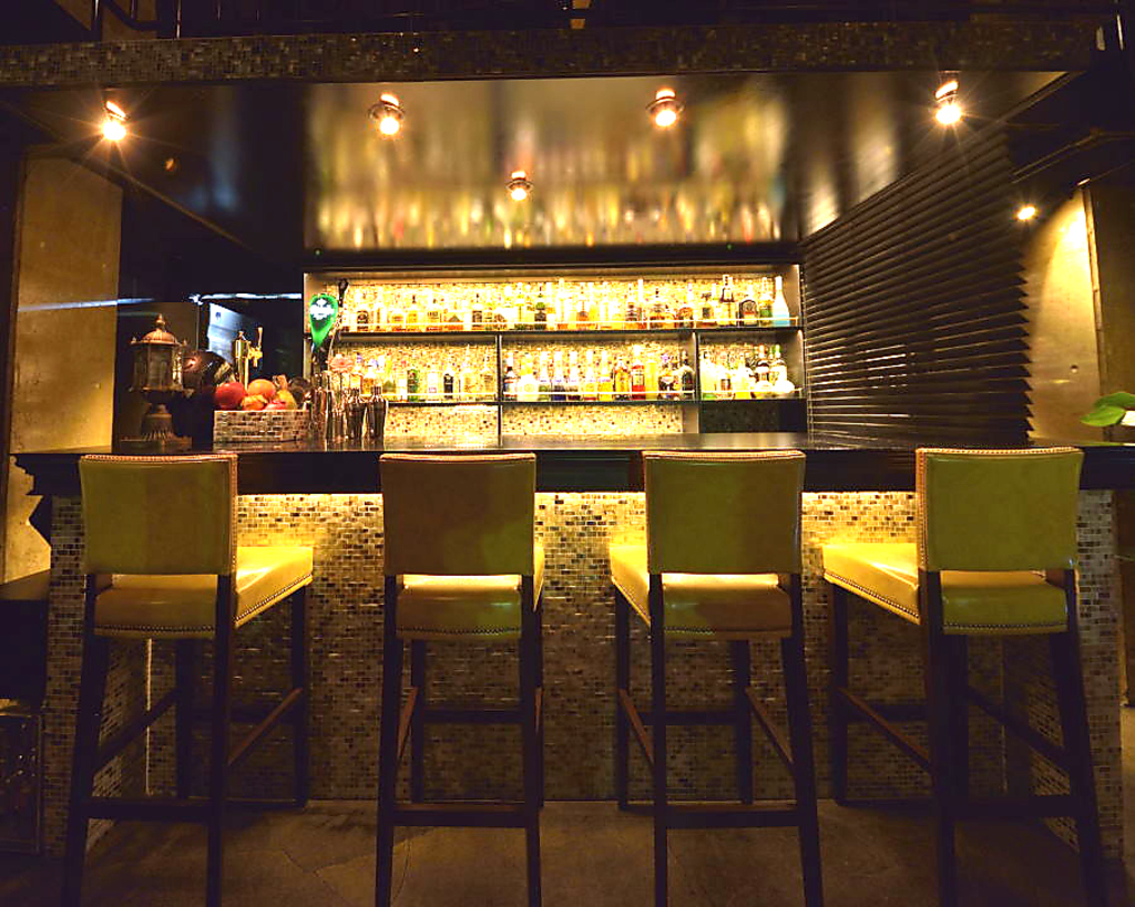 カウンター。スタイリッシュな店内ながら木の温もりも感じられる、居心地の良さを演出…。