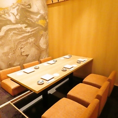 和モダンな情緒溢れる宴会個室を完備！静かで寛げる完全個室。仲間内の飲み会や会社宴会、ご接待などシーンに合わせてお部屋をご用意致します。ご希望のお部屋がありましたらご予約時にお伝え下さいませ。仙台での宴会・飲み会・女子会・合コン・接待などあらゆるシーンでご利用下さいませ！