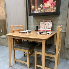 ２名掛けテーブル席です。カップルに人気のお席♪