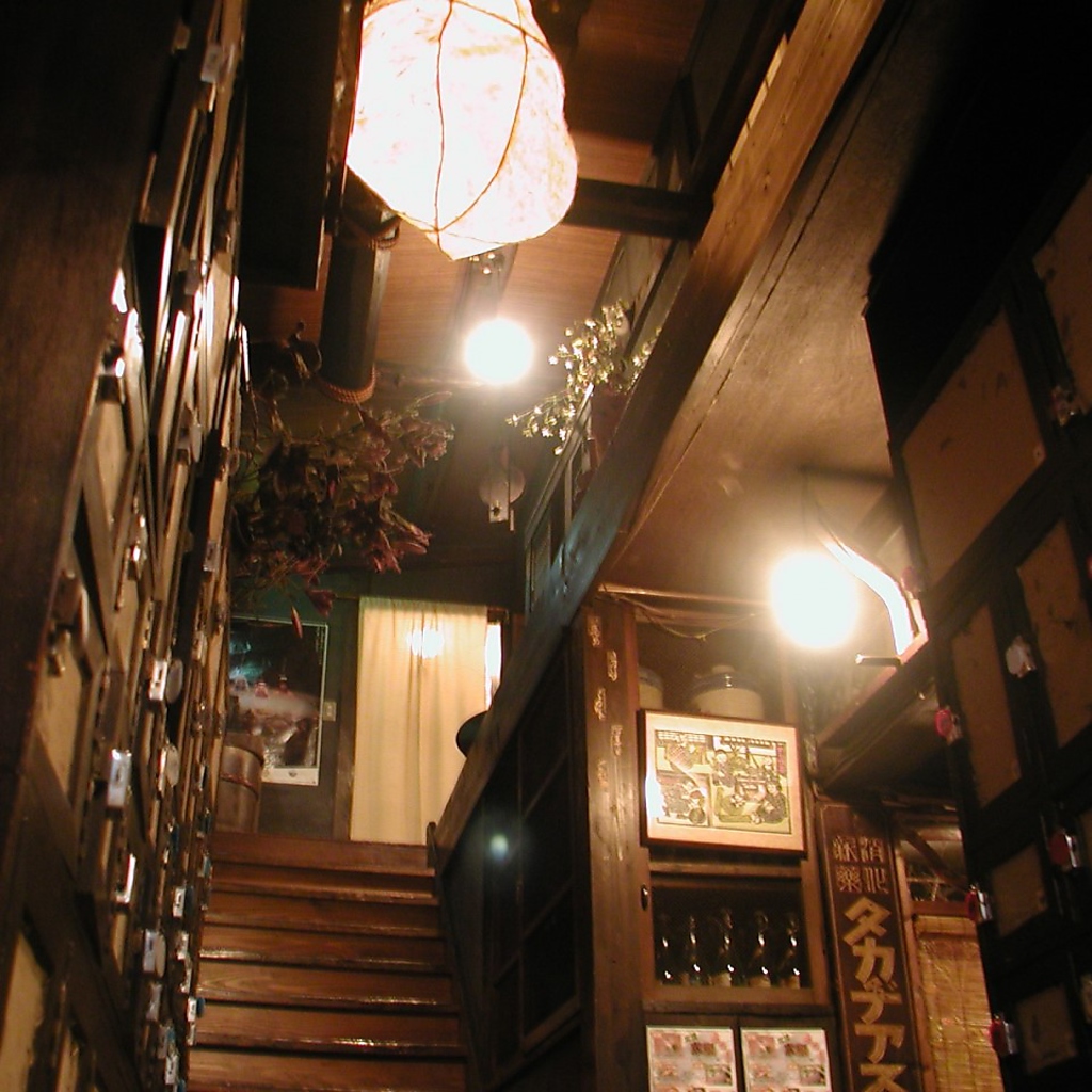 二階立ての作り。二階へ続く階段や店内のあちこちまで漂うレトロな雰お囲気も楽しみください。