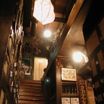 二階立ての作り。二階へ続く階段や店内のあちこちまで漂うレトロな雰お囲気も楽しみください。