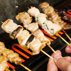 ジューシーな国産鶏をじっくり焼き上げた自慢の串焼き！