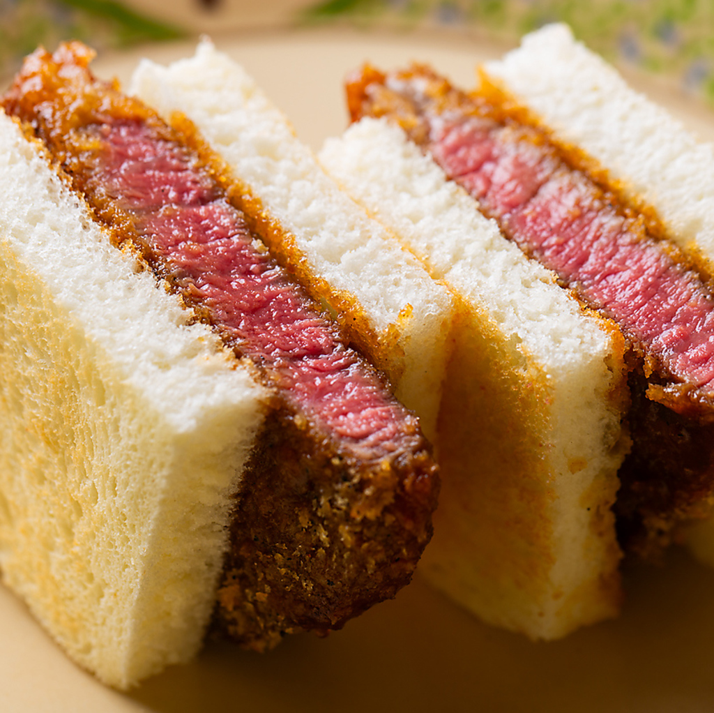 宮崎牛シャトーブリアンのヒレカツサンドは、サクサクした食感のパンに、ジューシーなヒレカツが絶妙