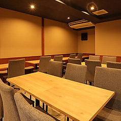 【50名様の貸切宴会も！】中野駅南口より3分の当店。清潔感あふれる和モダンなオシャレ空間は、喫煙も可能です◎多彩な料理が味わえるコース3種も取り揃えました。2時間飲み放題付きにビールも加えて、4,000円よりご用意。中でも、焼鳥・うなぎ・野菜串と充実した内容の「極コース」がおすすめです。