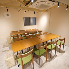 【家族団らんの場に◎】当店では、2名用テーブルを基にした柔軟なレイアウトが可能です。4名、6名、8名と、家族の人数に合わせた配置で、会話を楽しみながら美味しい料理を堪能できます。特別なひとときをお楽しみください。