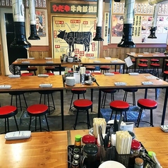 【店舗貸切:最大60名様まで】広々とした店内は、貸切でのご利用も可能です。開放感のあるテーブル席は最大60名様までご利用いただけるため、会社での宴会や各種打ち上げ、同窓会など、大人数でのお集まりに最適です。周りを気にせずお過ごしいただける空間で、ゆったりとした時間をお楽しみいただけます。