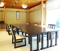 イスとテーブルのあるお座敷の個室も二部屋ご用意があります。大事なお取引先の接待や、お祝い・ご法事などご家族・ご親族の大切なお集まりなど、最良のお料理と行き届いたおもてなしでお応え致します。（写真は6名様用の個室です）