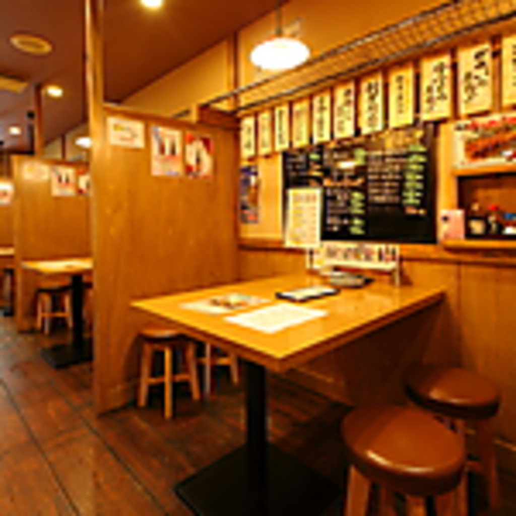 1階には仕切られたテーブル席をご用意！少人数での飲み会やオヤジ女子会にオススメです！