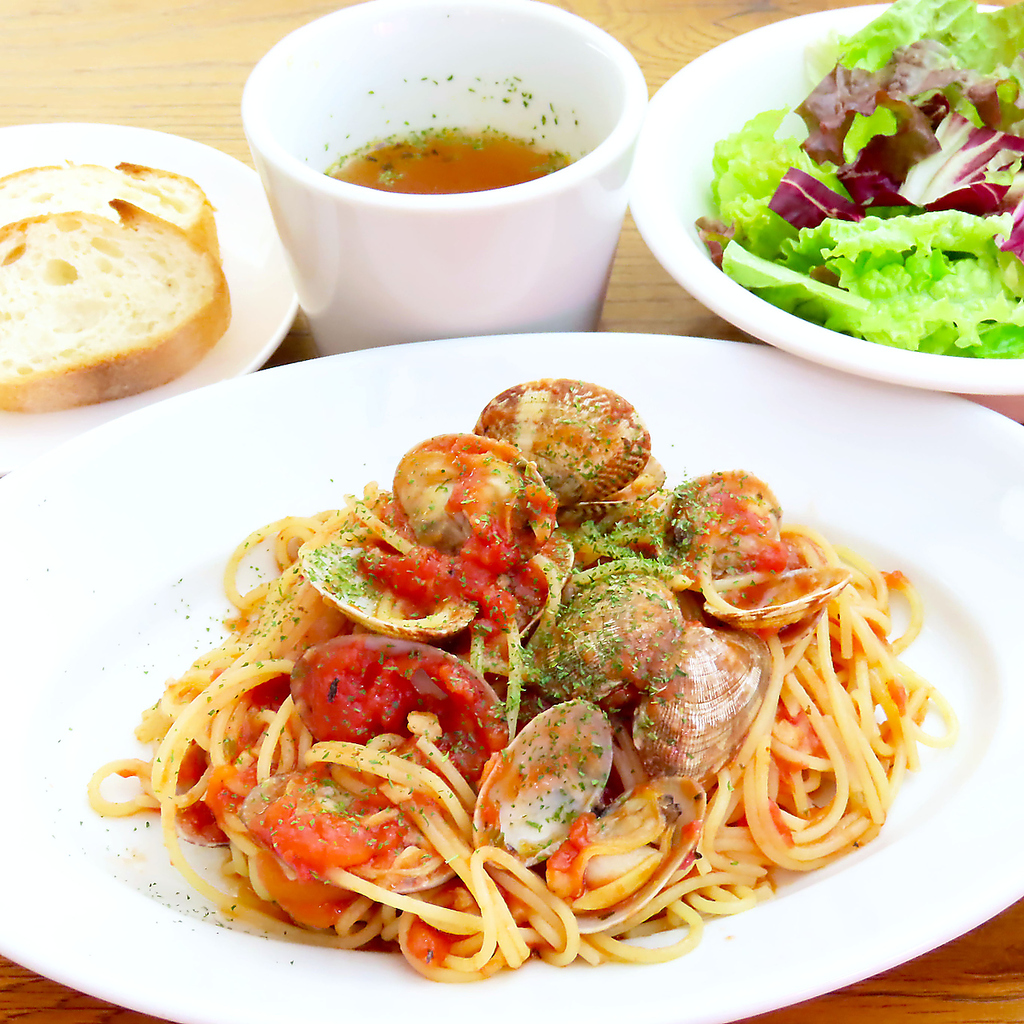 パスタランチは【本日のパスタ＋サラダ＋スープ＋バケット付き】で1210円(税込)とお得なセットです。