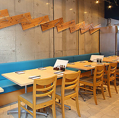 大人数でのご宴会やパーティーには、貸切利用が可能です。会社の飲み会やイベントの打ち上げなど、様々なシーンに対応いたします。お気軽にご相談ください。30名様以上~最大35名様まで貸し切り可能です。