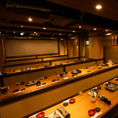 5部屋を連結して利用した際の写真です。上下に長く広がるフロア全体が見渡せ、より大人数での利用にも対応できる広々とした空間になっています。複数の部屋をつなげることで、にぎやかな雰囲気と一体感を楽しめます。