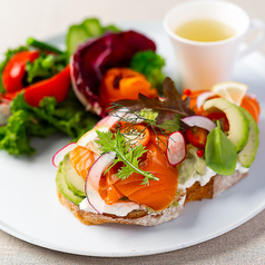 スモーブロー　スモークサーモン×アボカド