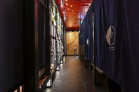 赤と黒和を基調とした人目を気にしない店内。