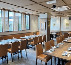 ２階席は窓側のみソファー席です。