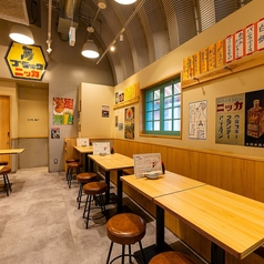 【活気あふれるノスタルジック空間】昭和を思わせる温かな空間と、賑やかな雰囲気が生み出す居心地のよさが魅力◎店内にはおひとりさまに最適なカウンター席や、グループでくつろげるテーブル席を完備。家族連れや友人との食事、デート、会社宴会、歓送迎会など、様々なシーンでご利用いただけます!