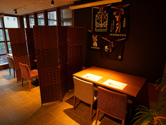 テーブル席は2名～可能。横並びのレイアウトやお隣の席とパーテーションで仕切る等のご対応も致します。※感染症対策用のアクリル板のご利用も可能。お気軽にお声掛けください。