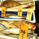 【鮮魚にこだわる】毎日入荷する豊洲鮮魚は店内で捌くのでプリプリ、新鮮！刺身・寿司等でどうぞ。