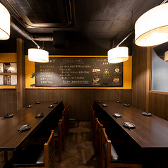 【2名様～8名様テーブル席】お席の間隔も広く、ゆったりとご利用頂けます。ご家族でのご利用やお子様連れでのお食事にも最適◎お気軽にご来店ください♪