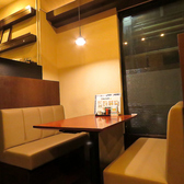 カジュアルにご利用しやすいソファー席は背もたれに体を預け、ほっと一息つくのに最適なお席です。広々としたスペースなので荷物を置いても狭苦しさを感じることなく、リラックスしてお過ごしいただけます。お買い物帰りやお友達とのおしゃべりにもぴったりの環境です。ぜひ、ゆったりとした時間を当店でお楽しみください。