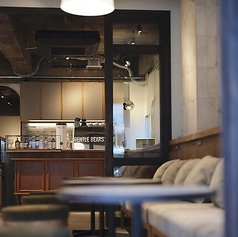 ゆったりとくつろげる広々としたソファー席を完備しています。座り心地の良いソファーで、まるで自宅にいるかのようにリラックスしてお過ごしいただけます。ご友人との会話や、長時間のカフェタイムに最適です。落ち着いた雰囲気の中で、心ゆくまでお食事やドリンクをお楽しみください。