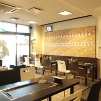 明るく開放感溢れる店内◎鉄板を囲む至福のひととき♪