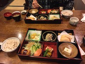 桃花。撮り忘れましたが、揚げ出し豆腐、茶碗蒸し、お味噌汁もあります。