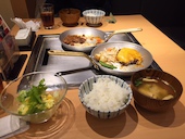 ハンバーグとサラダ