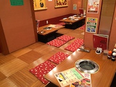 清潔な店内で席はゆったり配置