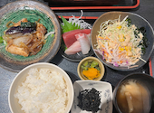 板前バル LIVE FISH MARKET 日比谷グルメゾン店: おにぎりさんの2024年11月28日の3枚目の投稿写真