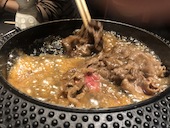 ザラメを敷いて超大判の黒毛和牛を焼いてもらえます
