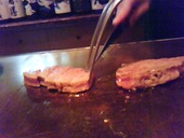 目の前の鉄板で調理してもらえるカウンター席がオススメ☆