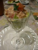 前菜はエビのカクテルサラダ