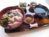 古事記丼  1300年前から出雲で食されていたとされる「サザエ」「ワカメ」「ブリ