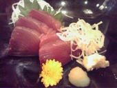 鰹の刺身。見目鮮やかです。