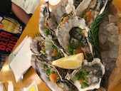 まずは、生牡蠣が出てきます！