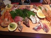 お刺身の盛合せ～。板に乗ってかっこいい！