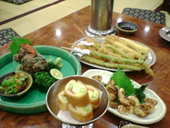 もこちゃんからあげ（手前）