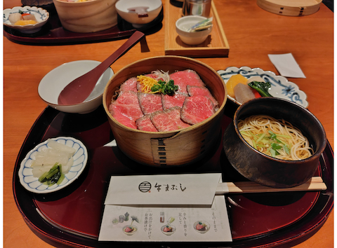 すき焼きと牛まぶし ももしき: まきさんさんの2025年11月06日の1枚目の投稿写真