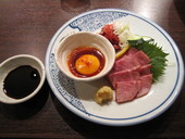 まず、牛刺しとユッケ！牛刺しと生姜がマッチしてます！