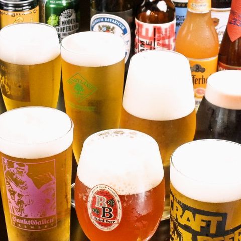 日本酒や焼酎、ワインの銘柄をたくさん揃えたお店はあるけれど、ビールとなった途端に少なくなってしまうのが、ビール党にとって寂しいところ…。一つの銘柄のビールをたくさん飲むのもよいけど、たまには国産や海外…