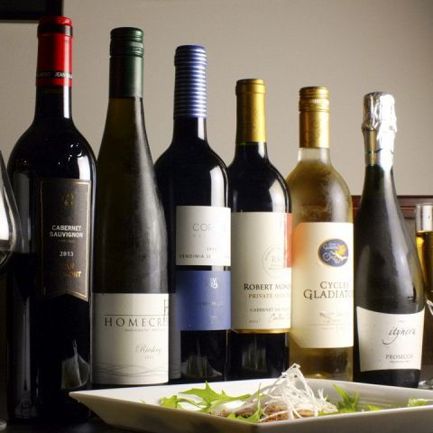 ワインというと、高級なイメージがありますが、最近は、フランスやイタリアのヨーロッパのものだけじゃなく、チリやオーストラリアなどのワインも多くあり、手頃な値段で気軽に楽しむことができるようになりましたね…