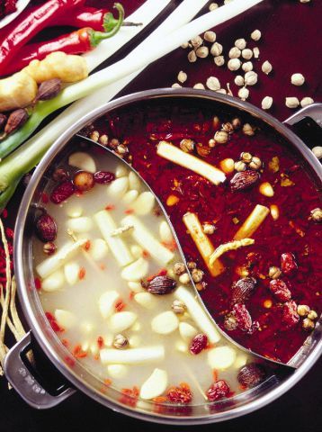 冬にうれしいお鍋。お肉や魚を使った豪華なものから、素材の味わいを大切にしたシンプルだけど風味豊かなものまで、さまざまな種類に彩られる料理です。最近では野菜をふんだんに使った新しいスタイルの鍋も登場し、…