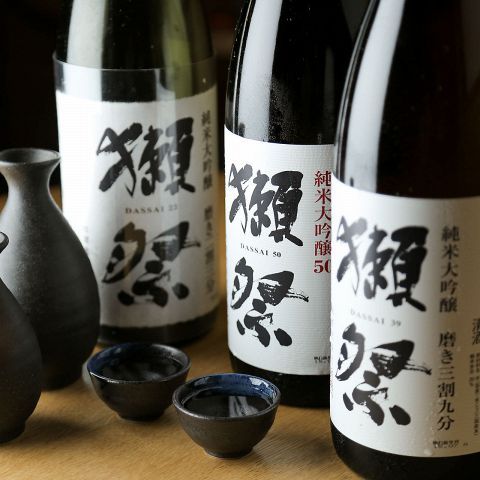 単独で飲んでもよし、食事と合わせてもよし、世界でも評判になっているSAKE・日本酒。そんなおすすな日本酒を4銘柄お届けします。日本酒のポイントは特色豊かな酒造、仕込み水、米、磨きなどさまざま。酒造のこ…