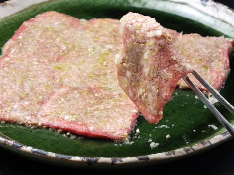 各国の大使館も多く、高級住宅街として知られる西麻布で、ガッツリというよりは大切な接待や大人デートにふさわしい、高級感のある焼肉店を選んでみました。独自のこだわりで厳選された最良の肉が、料理長らの手によ…